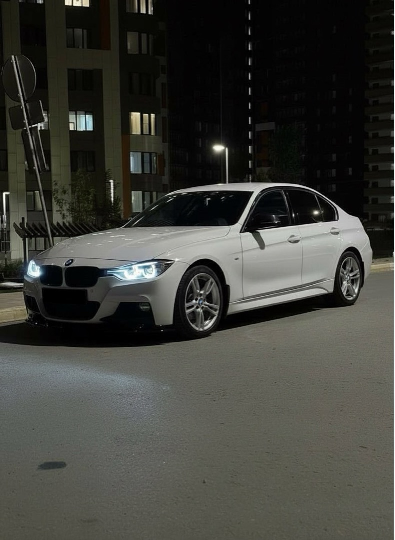 BMW F30 ночью на парковке, снег и свет фар