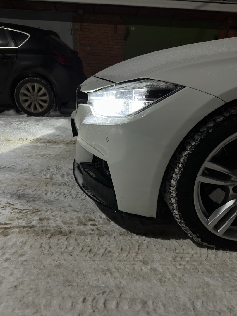 BMW F30, крупный план фары и переднего бампера