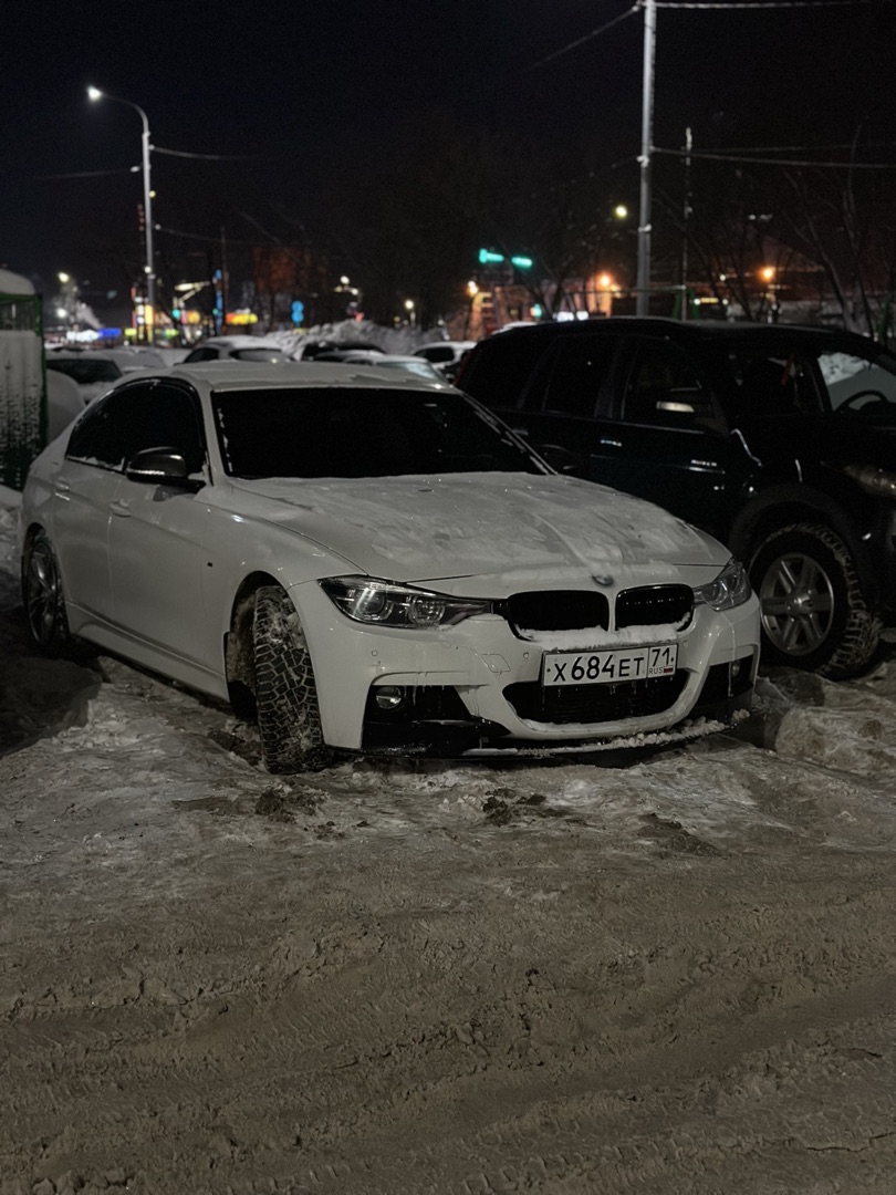 BMW F30 в движении в снегопад, лесная дорога