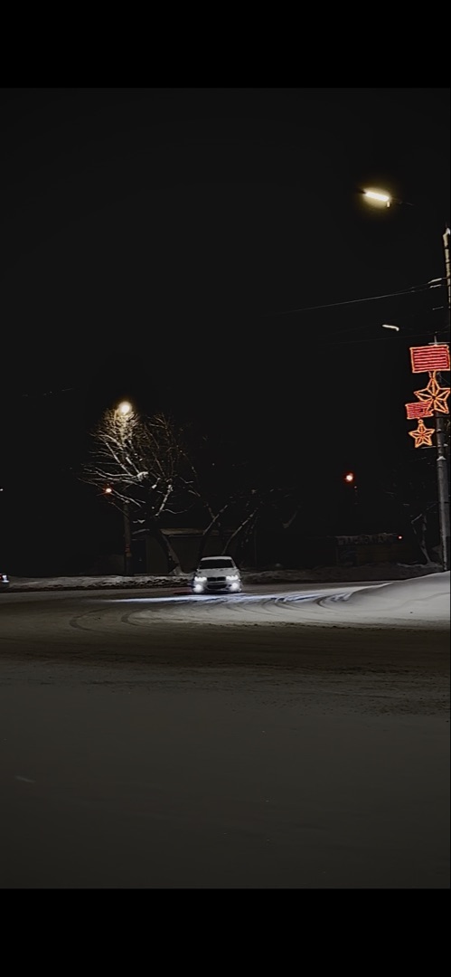 BMW F30, фронтальный кадр сбоку в снегу